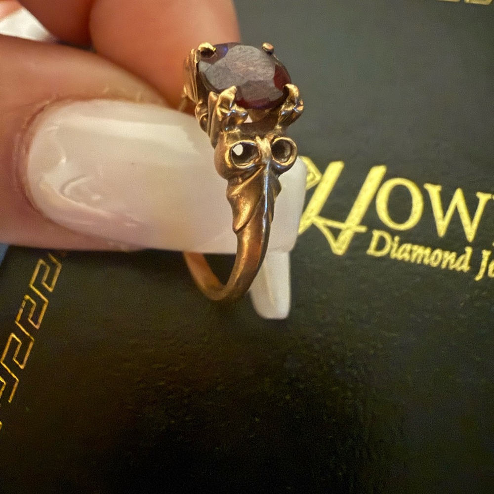 Vintage!!! 10 k gold! Art deco estate ring. Size 6.  Garnet Gemstone
